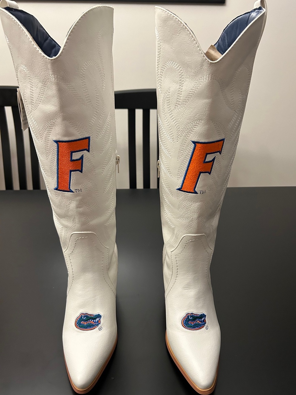 NWT White Women's Gator Western Boots with Orange 'F' Accent and gator head 7.5